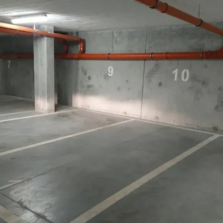 Kawalerka Z Miejscem Parkingowym W Hali Garazowej アパート